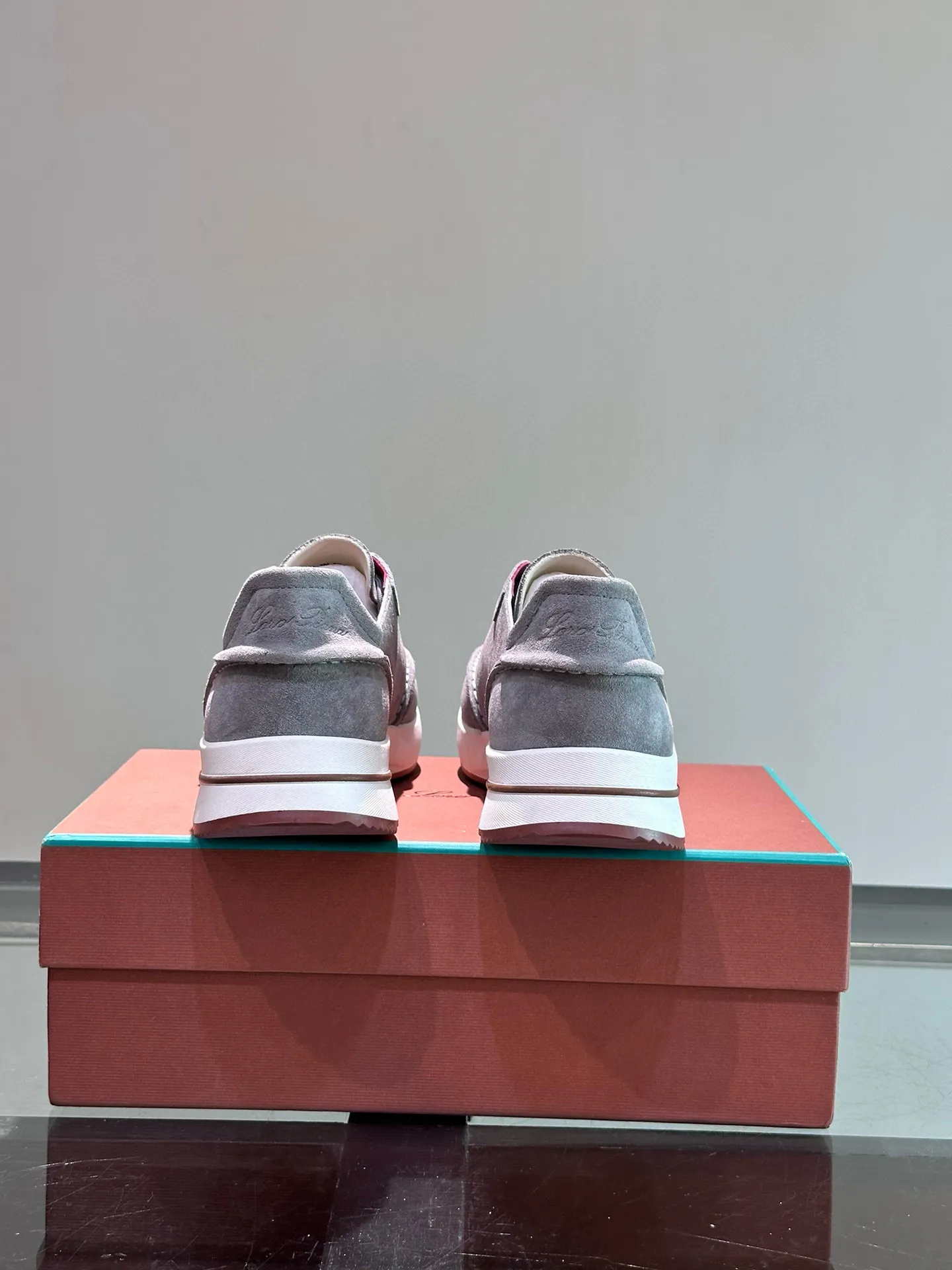 Factory price: 540💰Loro men's shoes💰iana niche Loro classic jogging shoes, men's lace-up casual shoes and sneakers, high-quality lightweight and comfortable fabrics, suitable for outdoor leisure, the color scheme is young and energetic, and it looks great with sportswear or casual suits! Size: 39-46 (customized sizes of 45 and 46 are non-refundable)